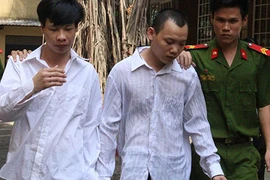 Khống chế chủ cũ cướp tài sản