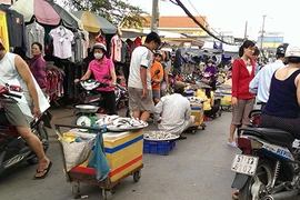 Không thể bó tay trước chợ tự phát 