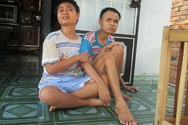 Gánh khổ mà đổ đi đâu!