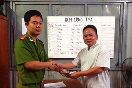 Trung úy công an trả lại tài sản đánh rơi cho du khách