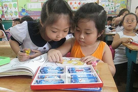 Trẻ mầm non háo hức tham quan trường tiểu học