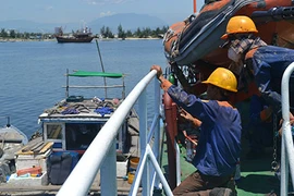 Trắng đêm sửa tàu vì Hoàng Sa