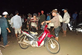 Hàng trăm người đi trộm nghêu