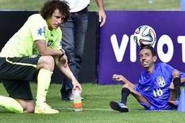 Cậu bé ngồi xe lăn tâng bóng làm các cầu thủ Brazil rơi nước mắt 