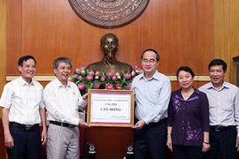 Tiếp nhận 4 tỉ đồng hỗ trợ ngư dân bám biển Hoàng Sa
