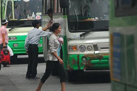 Xe buýt cũ tiếp tục “tung hoành”