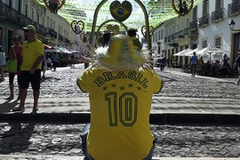 Dịch vụ “thuê bạn” để đi xem World Cup