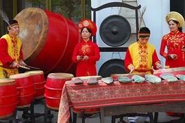 Các “chấm đen” không làm văn hóa Việt tối màu