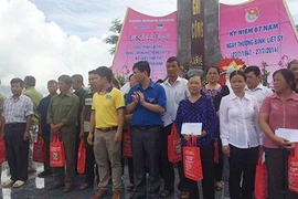  Tặng quà cho gia đình chính sách nhân ngày 27-7