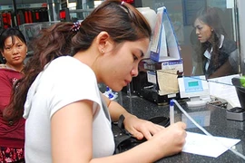 Ngân hàng kiếm bộn tiền nhờ dịch vụ