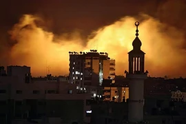 Dải Gaza chìm trong biển lửa