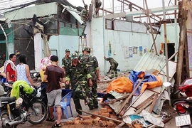 Cần Thơ: Hàng loạt nhà bị giật đổ do lốc xoáy