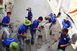 Đoàn Thanh niên phường làm đường cho dân