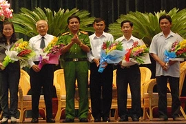 Hướng thiện nhờ những vòng tay