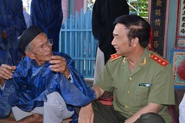 Bộ Công an trao quà cho ngư dân
