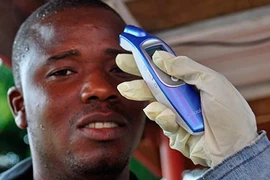 Đối phó dịch Ebola: Cảnh giác với máy bay đến từ quốc gia có dịch