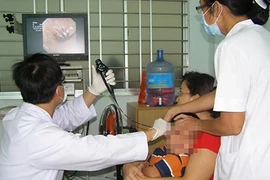 Con nhức tai, tới ngay bệnh viện!