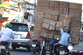 Xe ba gác chở hàng quá khổ