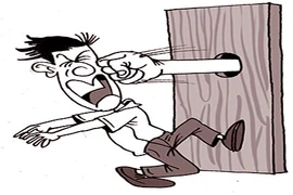 Rình tắm, nằm viện!