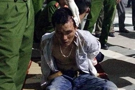 Kẻ bắn vào cảnh sát đang có hai lệnh truy nã