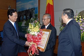 Trao huân chương Hồ Chí Minh cho hai nguyên phó thủ tướng 