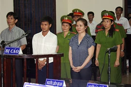 Hắt ly bia vào cán bộ, bị 12 tháng tù 