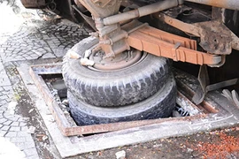 Vụ xe tải đè chết người: Băn khoăn chất lượng nắp hố ga