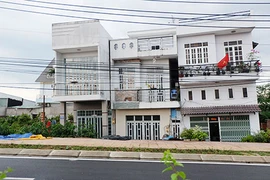 Nhà nghiêng xuất hiện trên đường Phạm Văn Đồng
