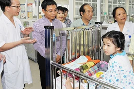 Tặng 50 triệu đồng mổ tim cho cháu Phàn Mẩy Phàn