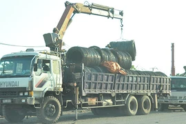 Xe dồn tải ngay khi rời cảng