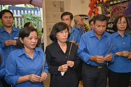 Tiễn đưa một ngọn nến đã cháy hết mình