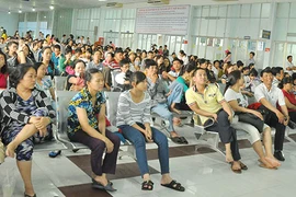 Mòn mỏi chờ cả buổi để biết… hết vé tàu tết