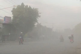 Con đường bụi mù dễ gây tai nạn