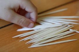 Suýt chết vì nuốt tăm tre