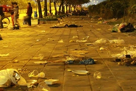 Rác thải ngập đường sau đêm pháo hoa 2015