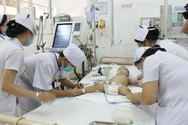 Bé gái một tuổi suýt mất mạng vì nuốt phím đàn