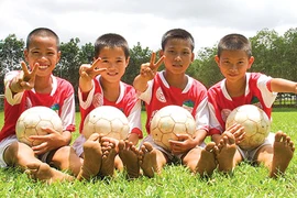 Đôi chân trần ra sân bóng