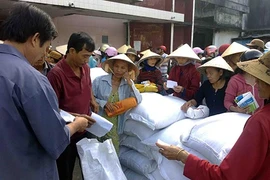 Xén gạo cứu đói của dân để lo việc làng