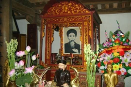 Chuyện phản cảm ở đền cụ Tam Nguyên