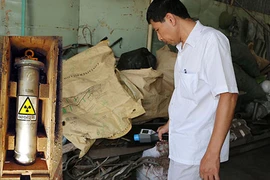 Cuống cuồng ra vựa ve chai tìm cục phóng xạ!
