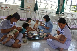 Nhọc nhằn nghề chăm sóc trẻ nhiễm HIV