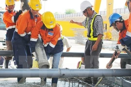 Đúc đốt dầm đầu tiên của tuyến tàu điện ngầm số 1