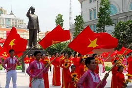 Bác như đã trở về, vẫy chào nhân dân TP 