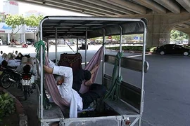 Trốn nắng nóng khủng khiếp ở Hà Nội