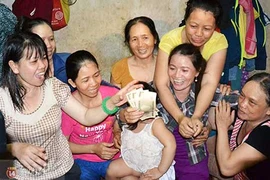 Niềm vui vỡ òa của chị Hồng ve chai