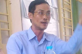 Suýt bị còng vì hỏi thủ tục thi