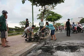 Xe máy bốc cháy giữa đường