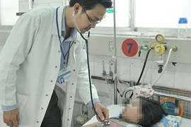 Sốt xuất huyết mà bác sĩ nói viêm họng!