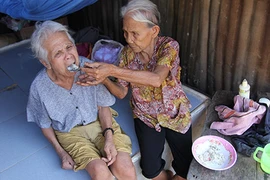 Mẹ già chuốt chổi nuôi con tâm thần