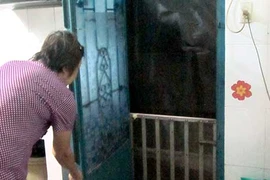 Bị hàng xóm bít cửa, không có lối ra vào sân chung